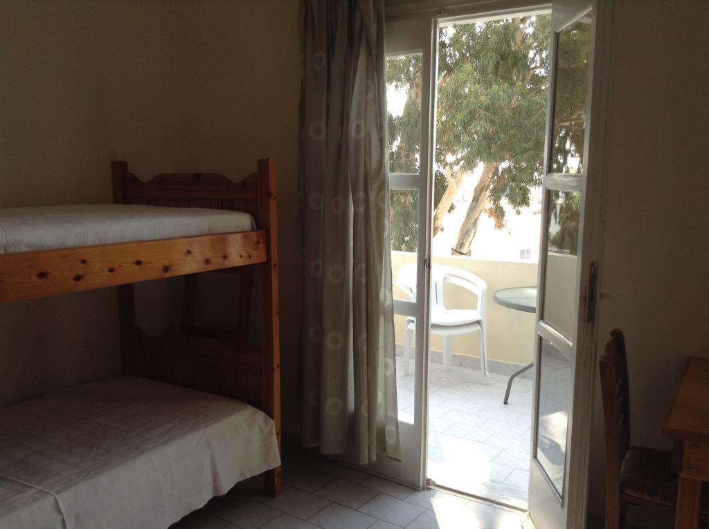 Rooms To Let Katerina & John'S Períssa Chambre photo